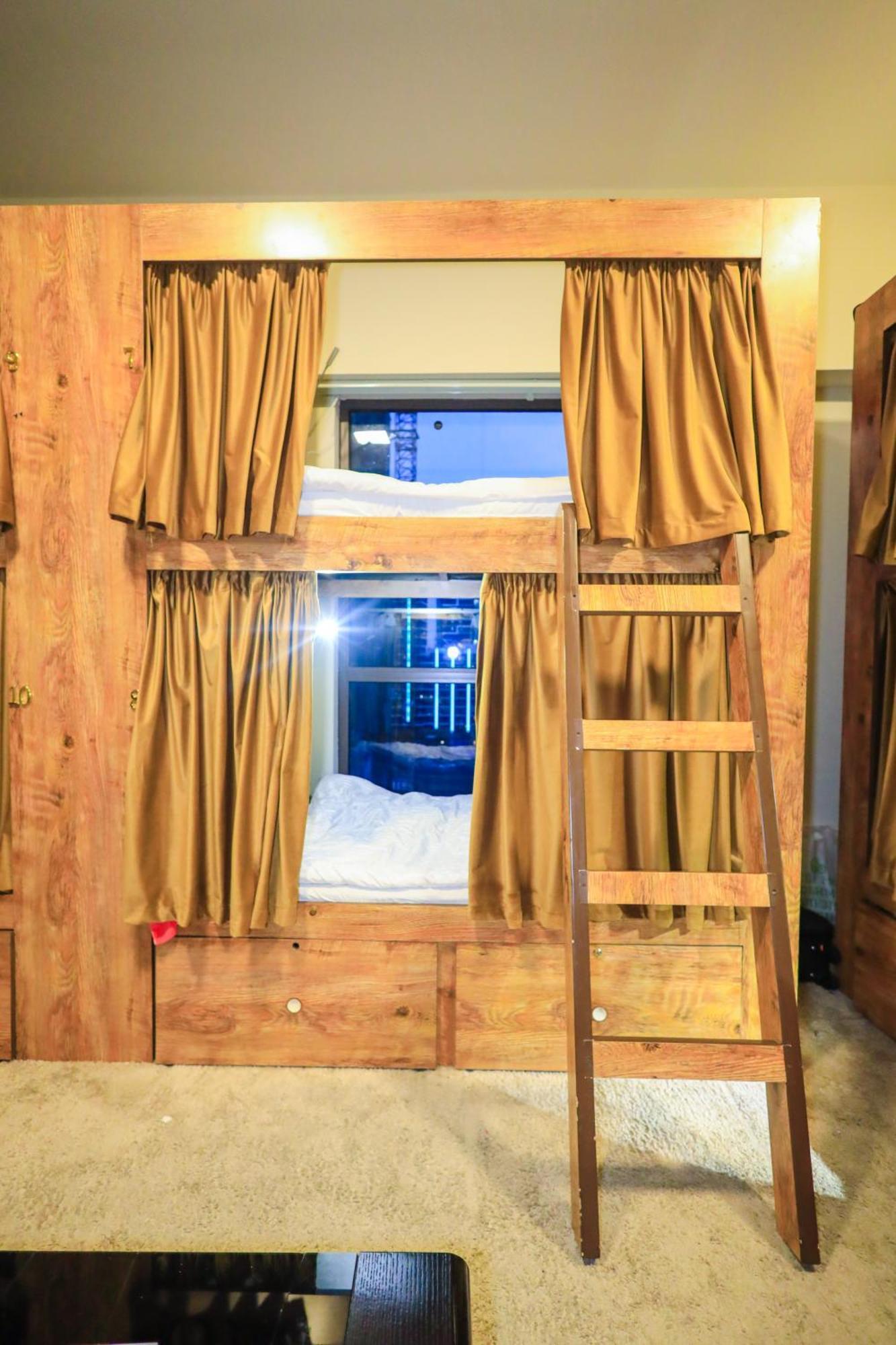 Lunar Hostel Plus Дубай Экстерьер фото